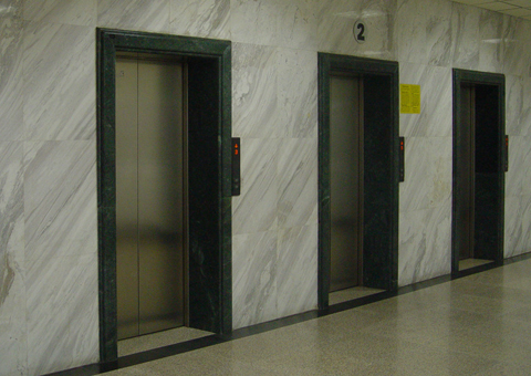 万一不慎被困电梯怎么办？